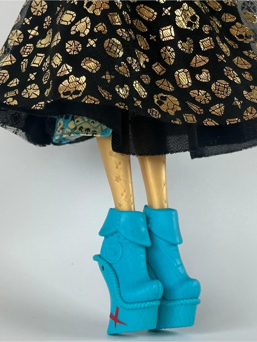 Monster High Shriekwrecked Dayna Treasura Doll Jones Dress Hat Shoes